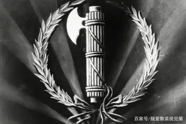 法西斯(fascist)源自拉丁文音译,本意是"中间插着一把斧头的束棒",是