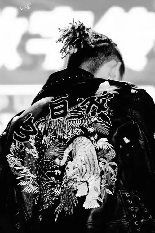 男生#昨天翻wb发现拍过很多宝贝的背那就望背止渴一下吧@小鬼-王琳凯