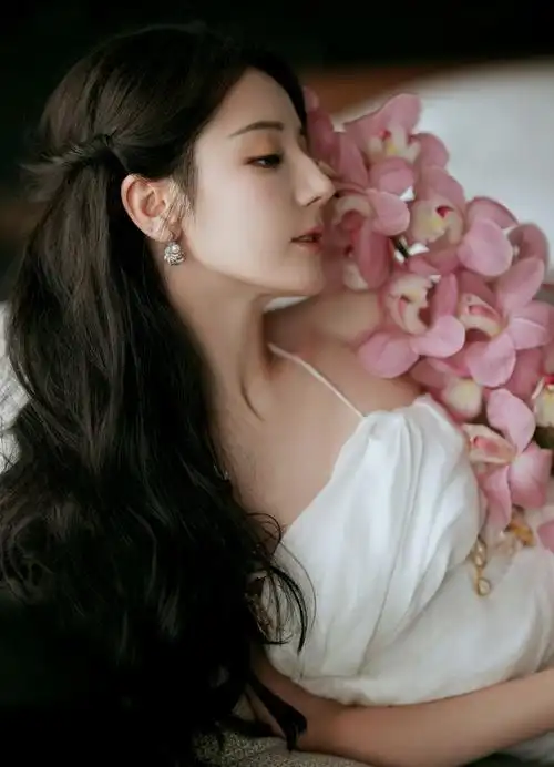 散落万千星辰,小迪@dear-迪丽热巴身着白色礼服,坠入璀璨宇宙,坚定而