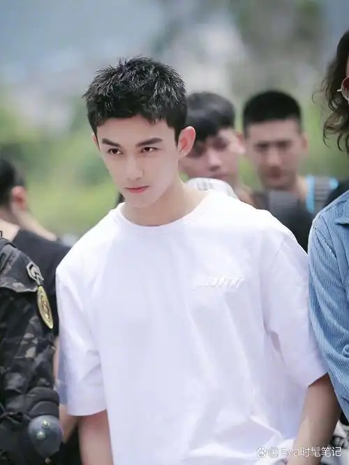 夏季吴磊短发推荐 今天给男孩们分享一款百搭的男生 前刺短碎发 显嫩