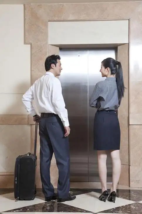 商务人士等电梯