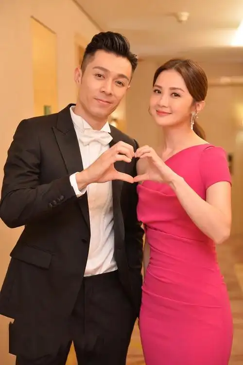 而早期的周柏豪也算争气,在未过档星梦前,就有几首大热歌曲,并且也曾