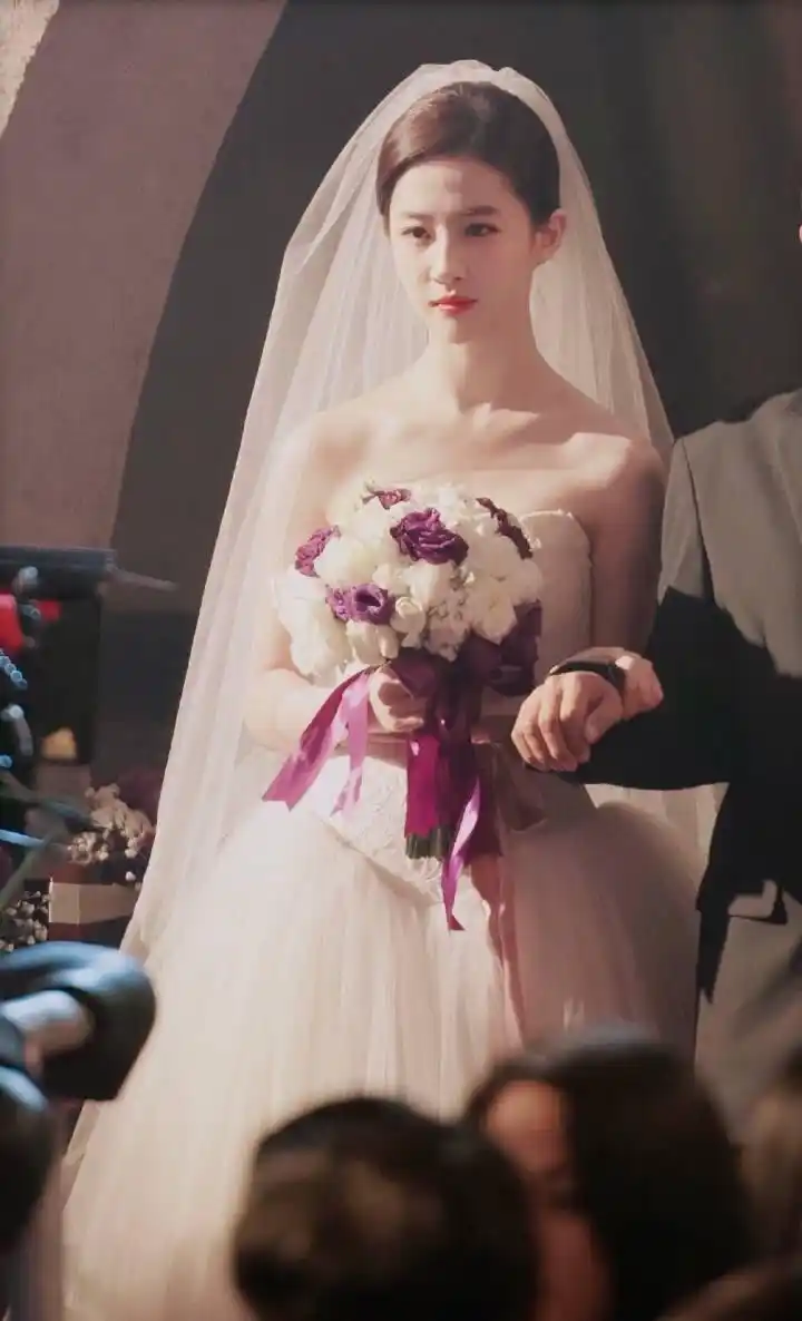 女明星穿婚纱有多好看?杨紫可爱,赵丽颖温柔,最后这位仙气十足
