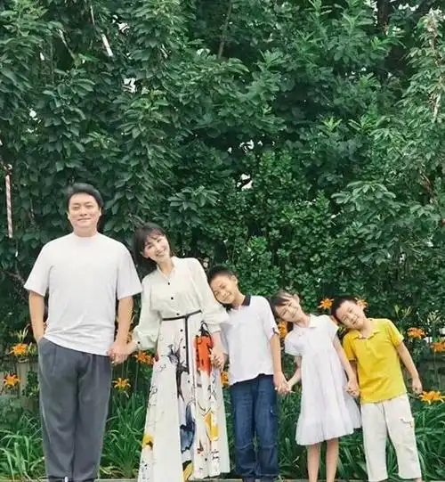 她和丈夫患难与共25岁裸婚连生3子如今被宠成了一个小公主