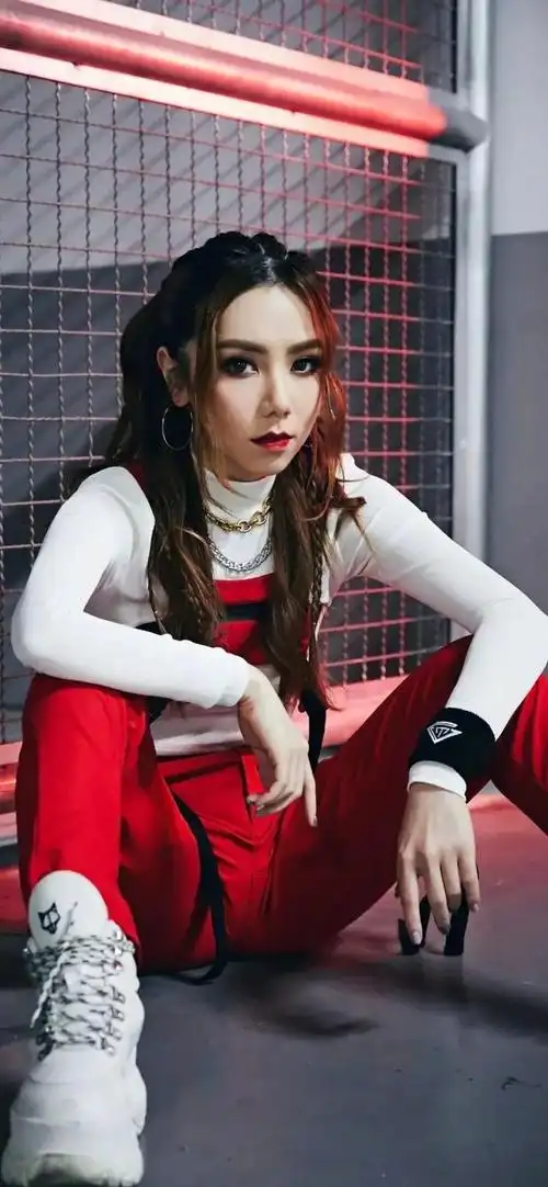 美女系列壁纸第480期-"音乐天后"邓紫棋