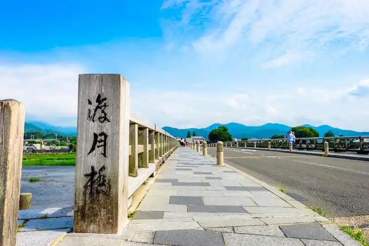 一年四季都可观看到美丽风光岚山的标志性建筑「渡月桥」