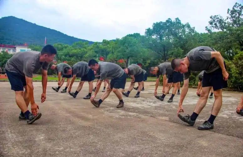 体能训练前进行热身运动.