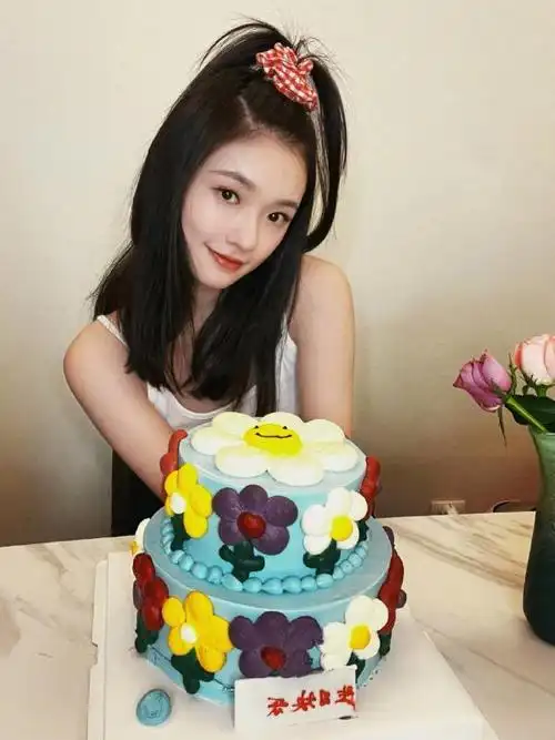 林允晒生日写真俏皮可爱 手捧蛋糕表情好搞怪