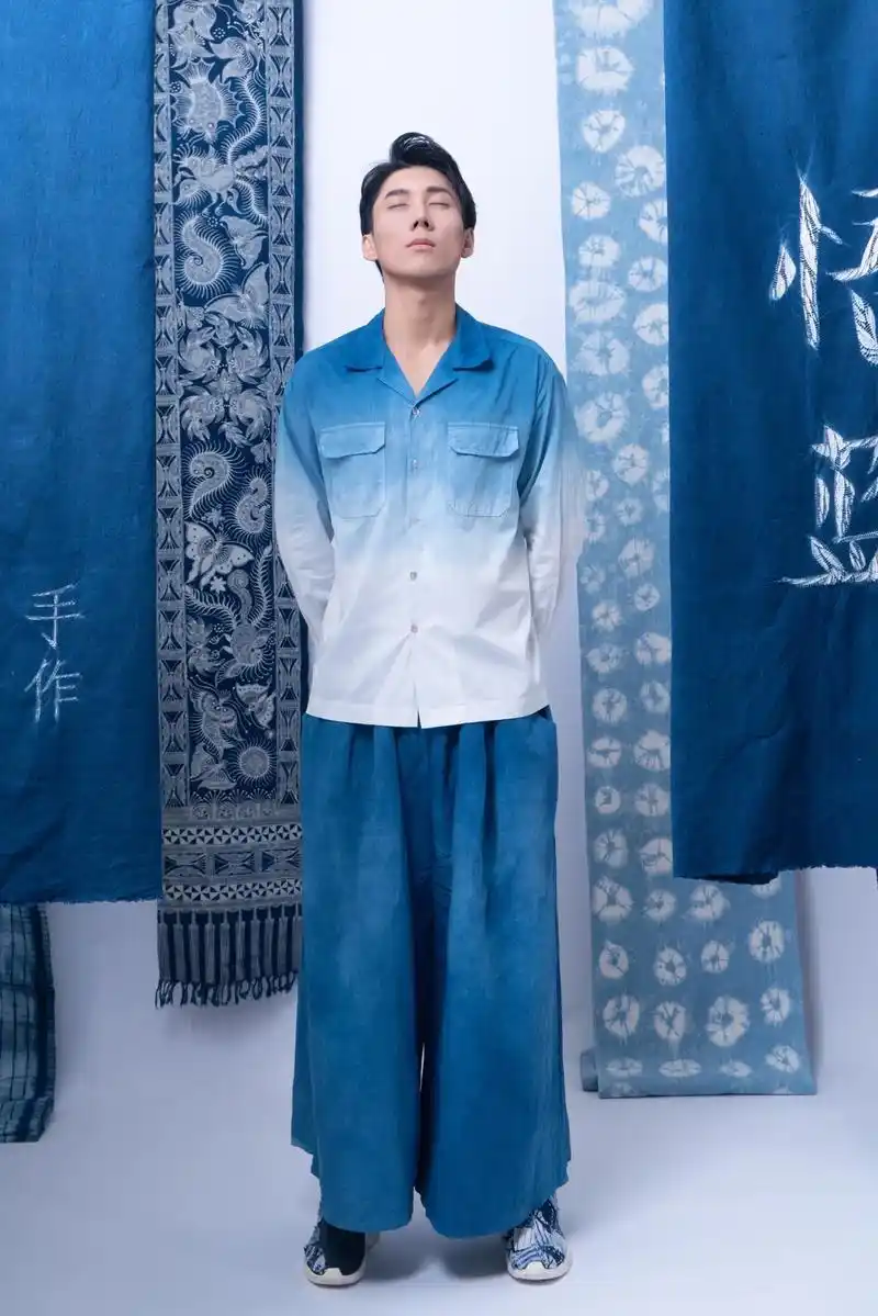 这一系列服装使用的蓝染工艺,是上一条 - 抖音