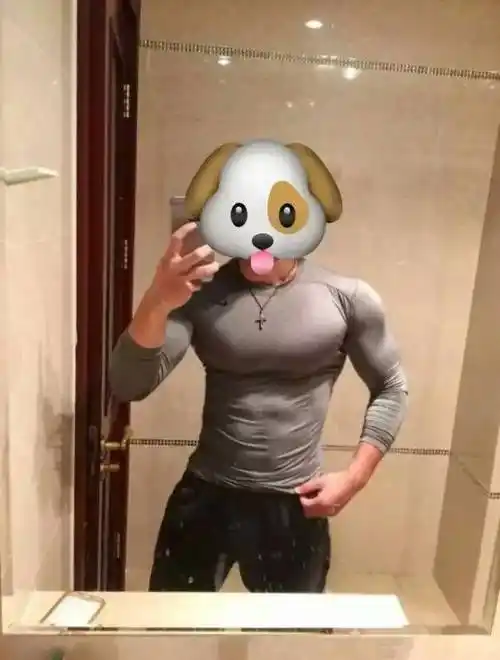 当肌肉男晒出大胸照就知道为什么那么多妹子爱这口儿了