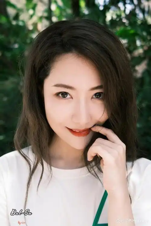 白冰,一个深受大众喜爱的演员,以其独特的魅力和精湛的演技在娱乐圈中