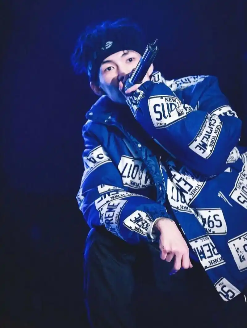 每天认识一个rapper| 贝贝 "贝贝"原名李京泽 1995年出生于甘肃兰州