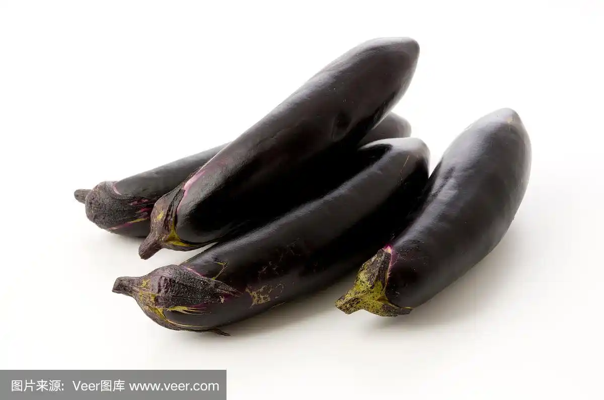 生黑茄子孤立白底