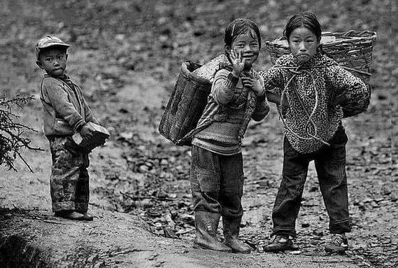 他走遍我国128个县用相机记载贫困地区孩子的教育状况看完泪如泉涌