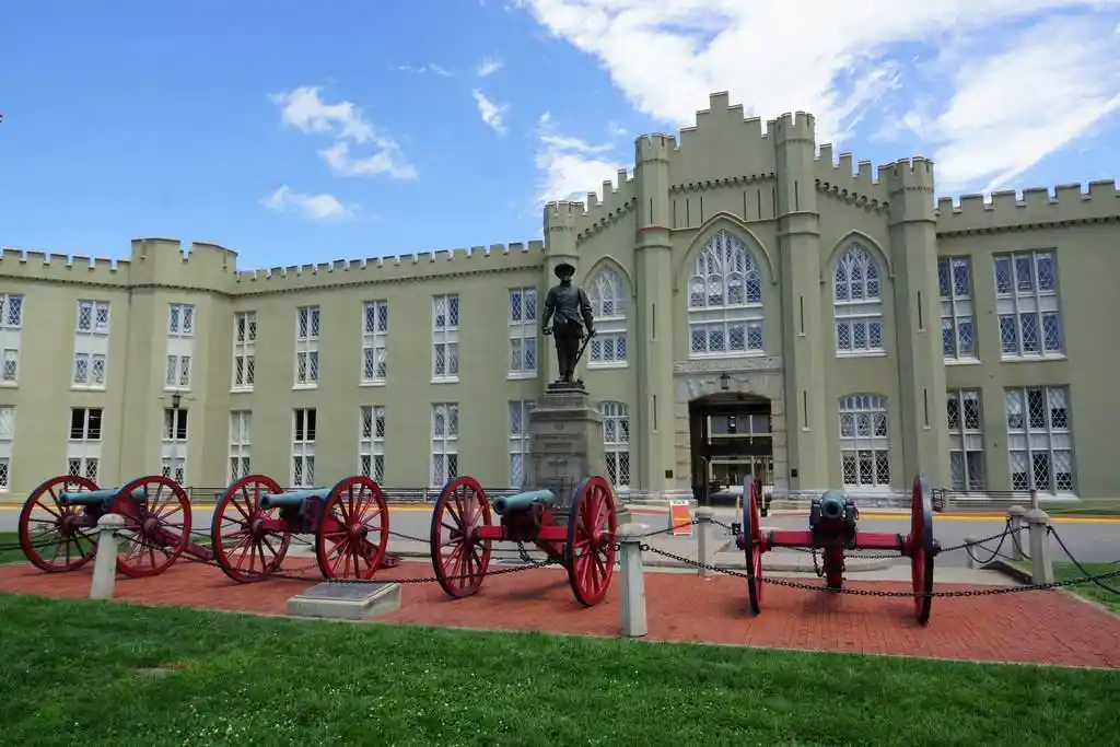 「弗吉尼亚军事学院」美国第一所州立军校,凭什么和西点军校并论