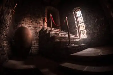 石头城堡在旧的令人毛骨悚然的废弃豪宅里. 楼梯和柱廊.