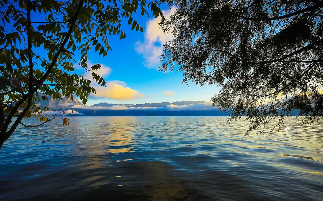 泸沽湖唯美清新自然风景桌面壁纸