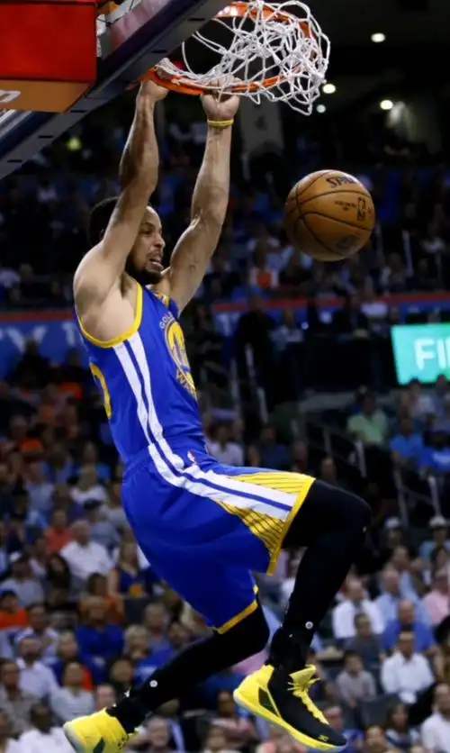 篮球#库里霸气扣篮的精彩瞬间,帅气