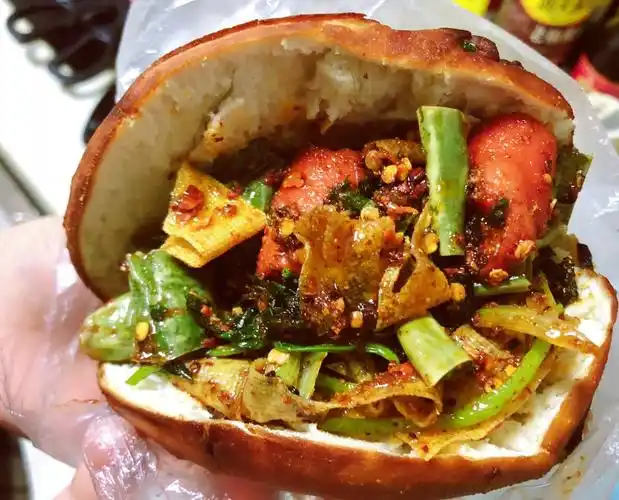 赛过肉夹馍的街边炸串夹馍 好吃到哭,你一定不知道!