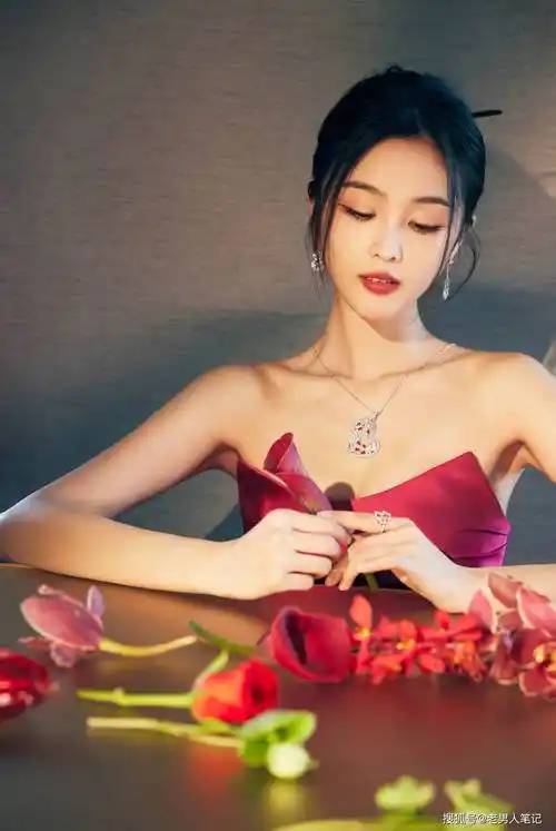 吴宣仪穿抹胸长裙,秀出美腿好身材,宛如麒迹花园里的玫瑰美人_造型