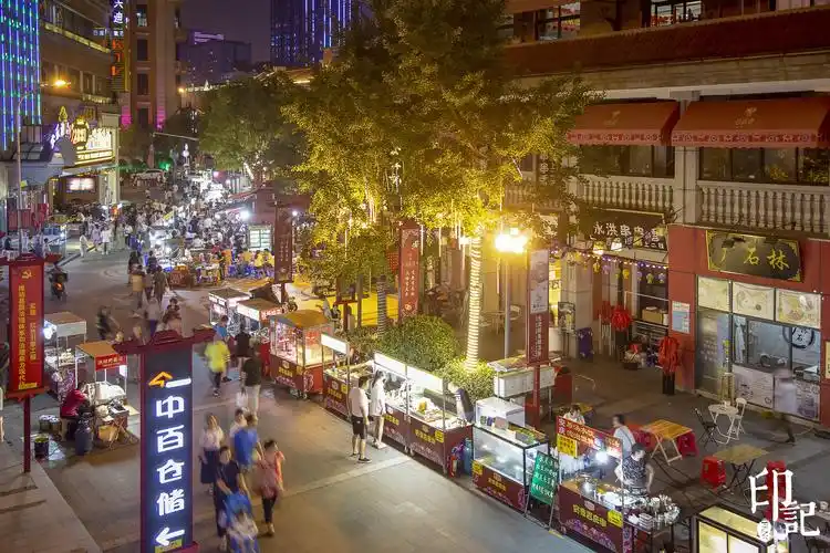 吉庆民俗街的日与夜烟火里的老武汉味儿