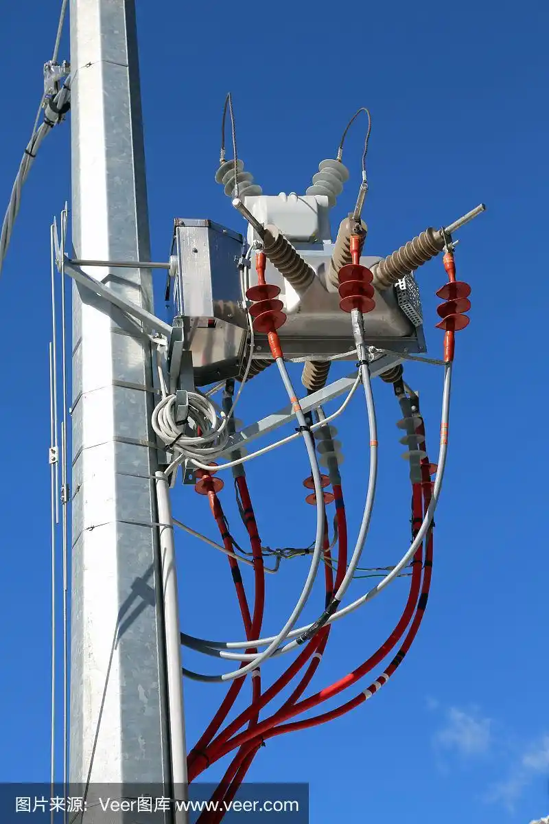 电力变压器和大红色高压电线