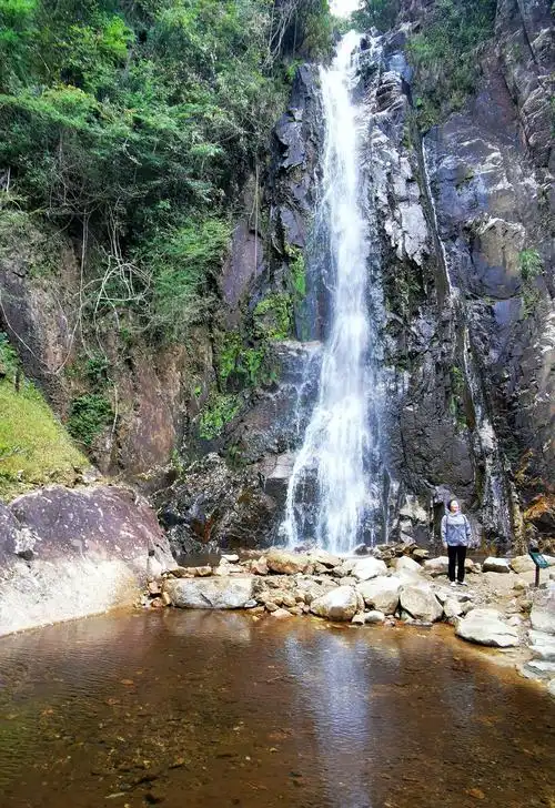 仙姑瀑布似白练挂崖,从30米高处飞舞而下,水落深潭,响声隆隆,雾水扑面