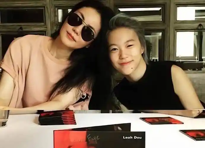 窦靖童留长发很惊艳,颜值遗传王菲,和窦佳嫄李嫣李夏