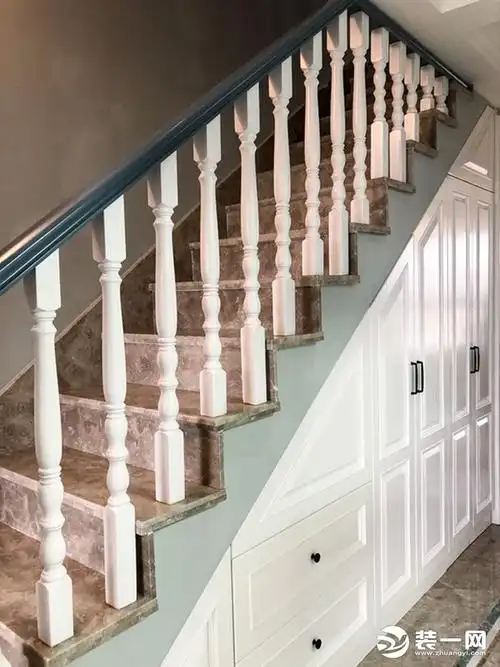 楼梯下三角收纳柜设计