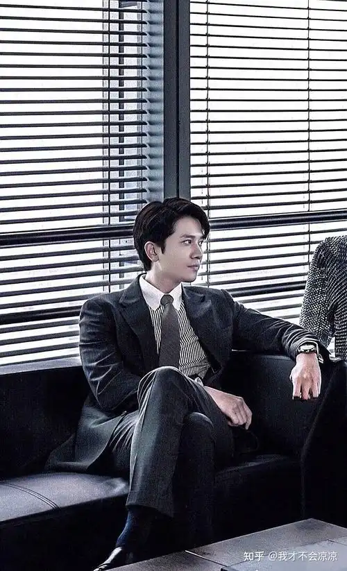 有没有伙伴分享下彭冠英的帅照看掌中之物被圈粉了诶