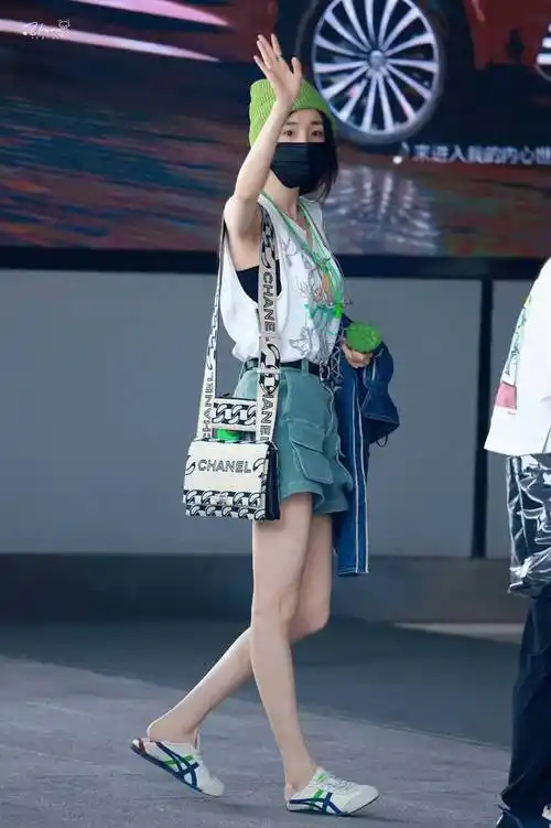 杨幂不愧是街拍的神!穿短袖戴绿帽子素颜惊艳机场,大长腿太辣了