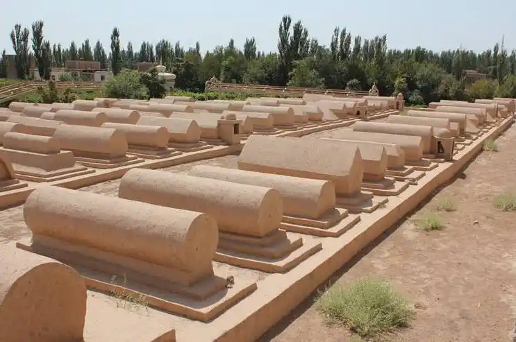 路经麻扎和墓地时,不能骑马,骡,驴;不许牲畜在墓地内乱跑;不允许非