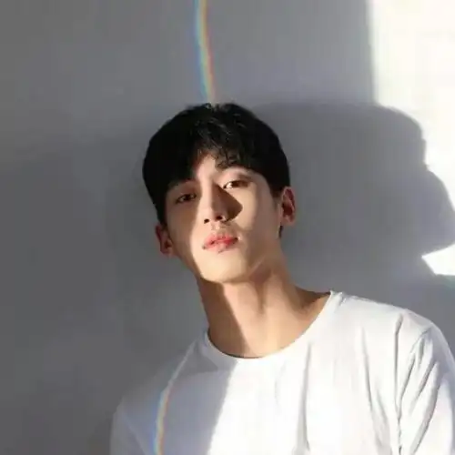 带彩虹的男生头像