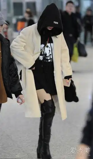 杨幂最新机场街拍 大衣配过膝靴不要太好看