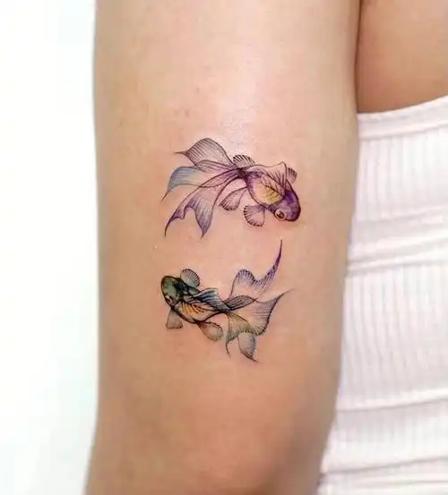 我像只鱼儿在你的荷塘,只为和你守候那皎白月光#小清新纹身  #武汉