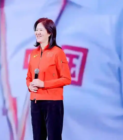 原创女排传奇郎平回国参加活动略微发福更显年轻容光焕发神采飞扬