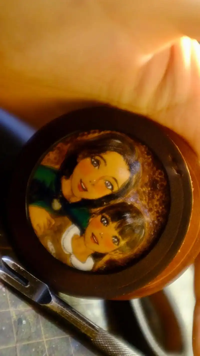 人物皮雕.雕完之后我问背面打什么字,美腻滴妈妈说:"老母亲就 - 抖音