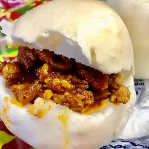 它家的臊子肉夹馍是用蒸的白面馒头夹的,臊子肉采用宝鸡做法,酸香十足