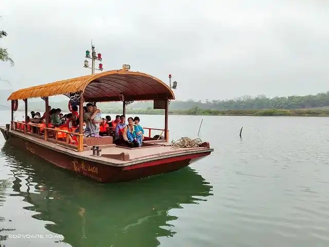 船票40元,而且,乘坐游船只需要购买游船票,就免景区门票了