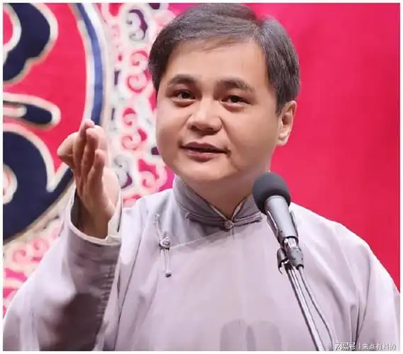 天津德云社评书专场高峰跟郭德纲同拜一个老师辈分相同