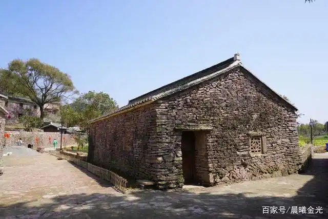 在蛇蟠洋上的岛屿,发现一个保留完整的海岛古村落——石屋人家