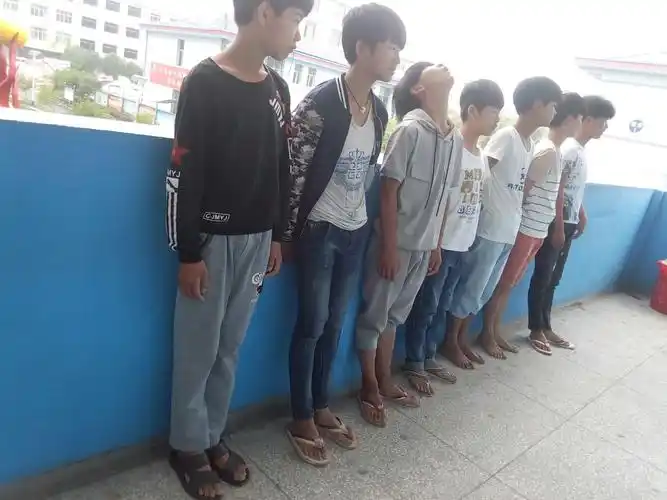 我是山里赤脚孩子里的一员,愿我们那一双双美丽的赤脚能在人生