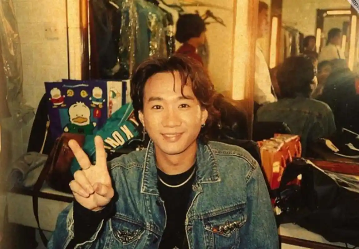 黄家驹年轻时帅气的外表和阳光的笑容总是能吸引人的眼球.