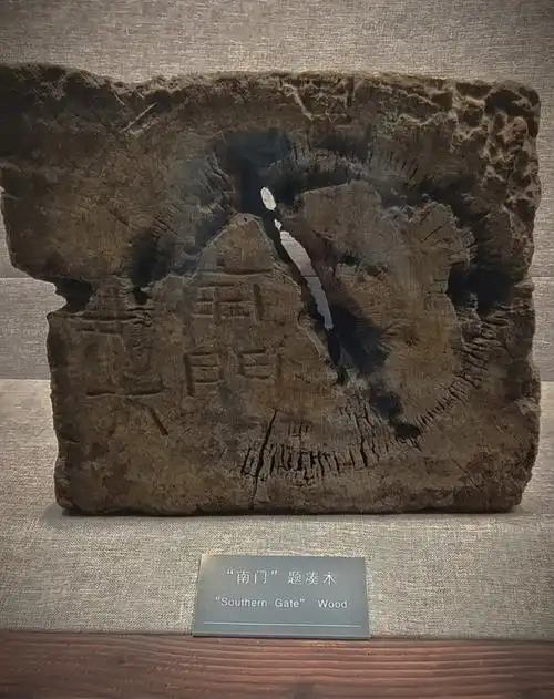 可搬迁的文物也在博物馆里,有一座小墓室叫南朝画像砖室墓,是被整个