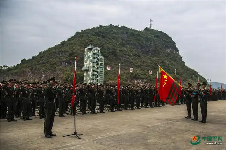 航拍武警官兵向军旗庄严宣誓.