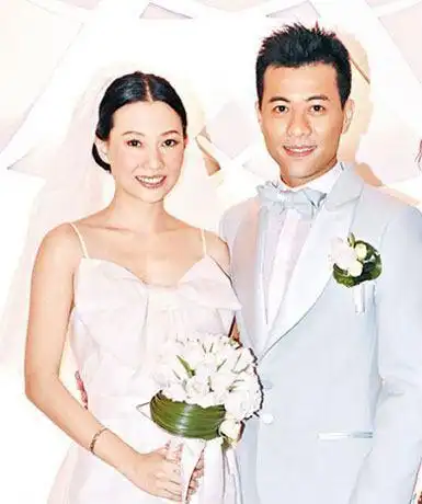 事业的转机是在苏永康的演唱会上,他作为嘉宾上台演唱,没想到效果意外