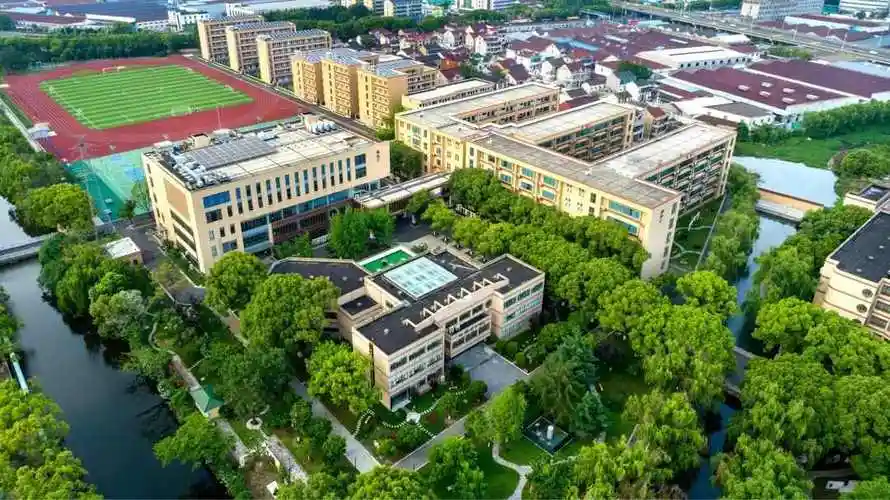 立足"生态教育"办学特色,盛泽中学营造了环境优美,设施先进,温馨舒适