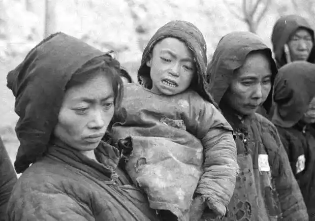 在新中国起步的50年代,除了农村基础设施尚未发展外,还遭遇到前所未有