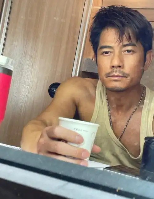 郭富城为娇妻庆生梳油头满下巴胡茬显老成夫妻同框像两代人