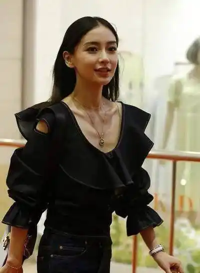 产后有段时间暴瘦排骨胸突出,看来照顾孩子那段时期真的很辛苦_杨颖